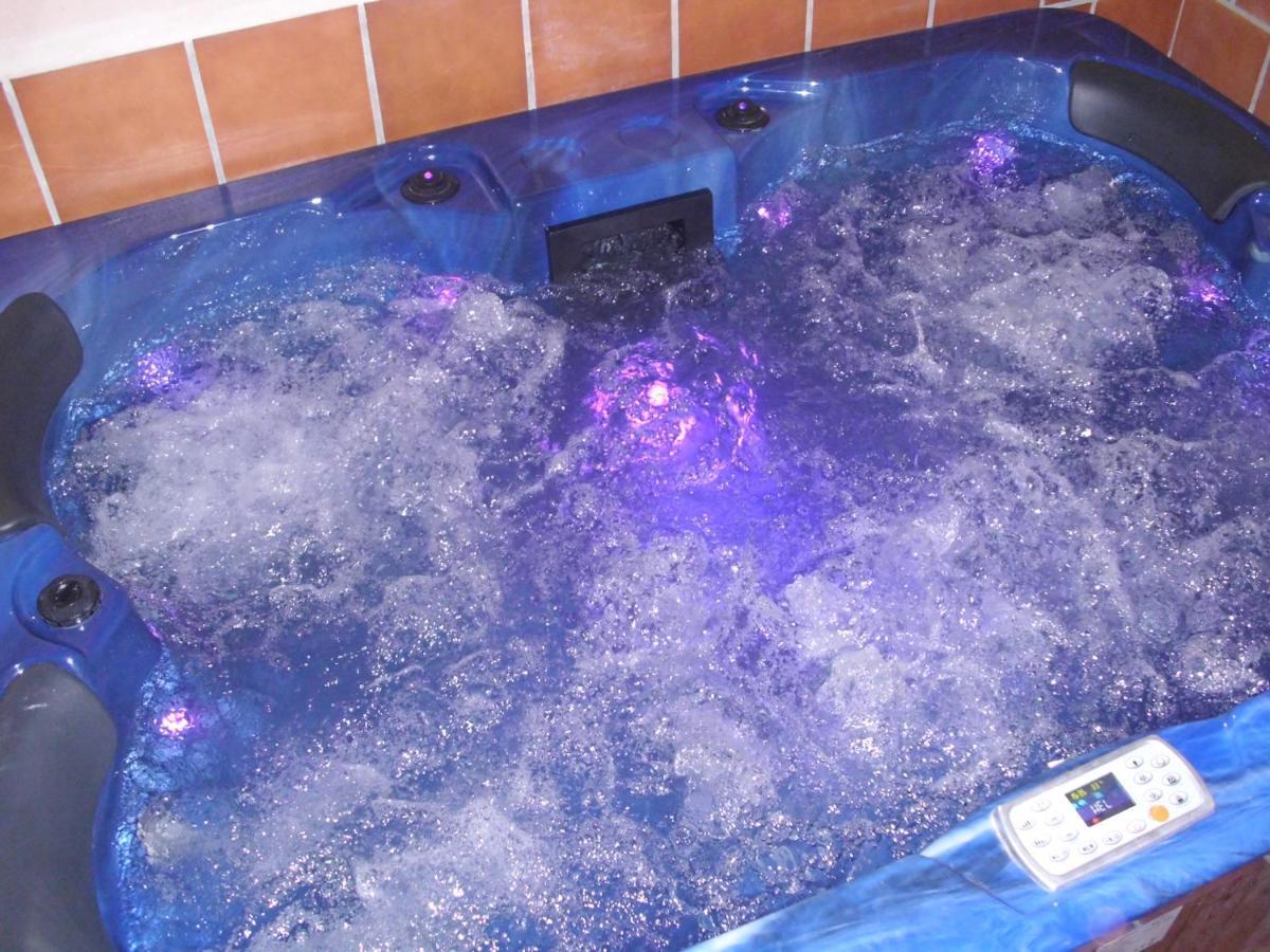 Casa Rural Con Jacuzzi Taberna Del Tio Pedro Cabanas de Polendos Bagian luar foto